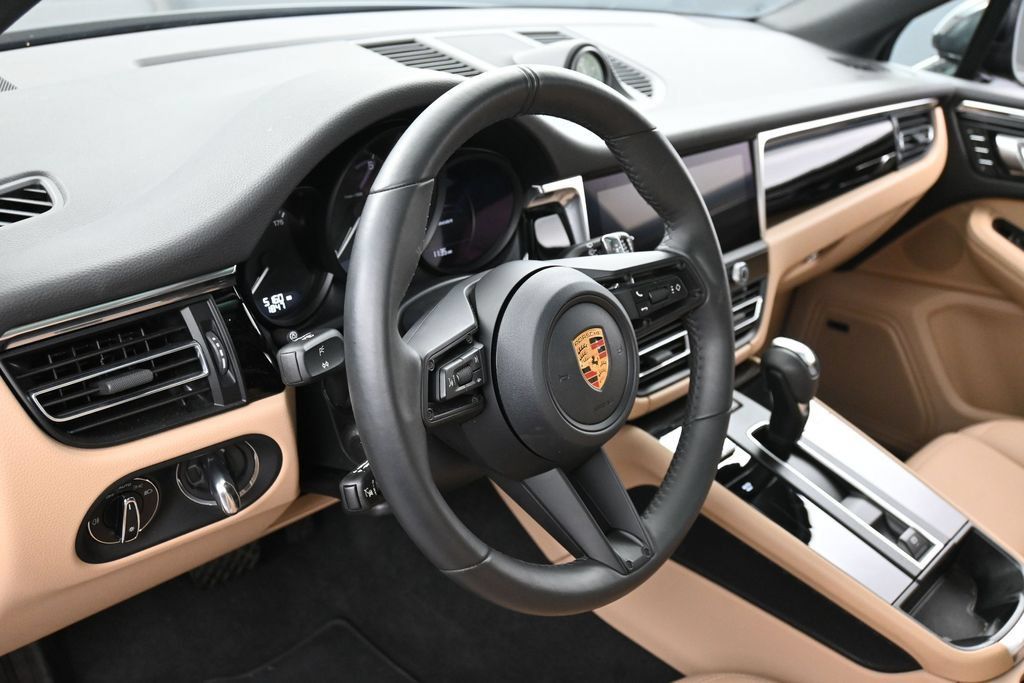 Certified 2026 Porsche Macan AWD/4WD image 17