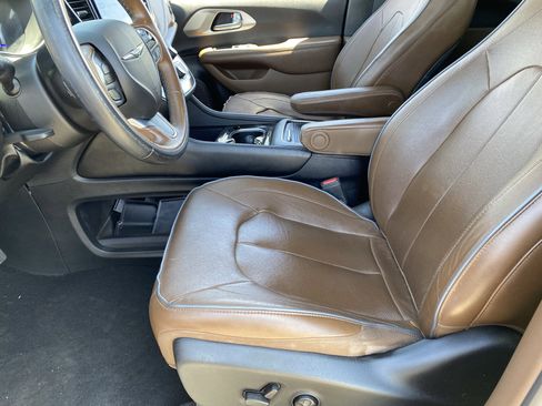 Used 2021 Chrysler Pacifica Limited w/ Premium & Safety Sphere Group FWD image 16