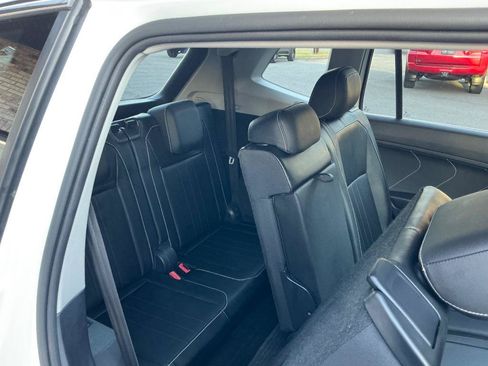 Used 2022 Volkswagen Tiguan SE w/ Panoramic Sunroof Package FWD image 11