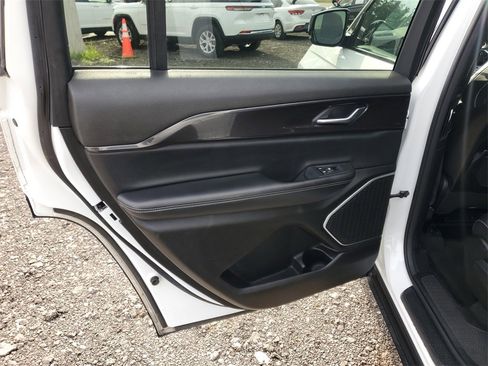 Used 2022 Jeep Grand Cherokee L Laredo image 32