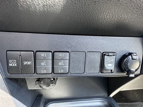 Used 2018 Toyota RAV4 Limited w/ Carpet Mat Package AWD/4WD image 22
