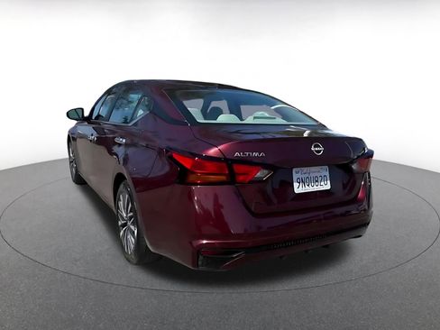 Used 2025 Nissan Altima 2.5 SV FWD image 11