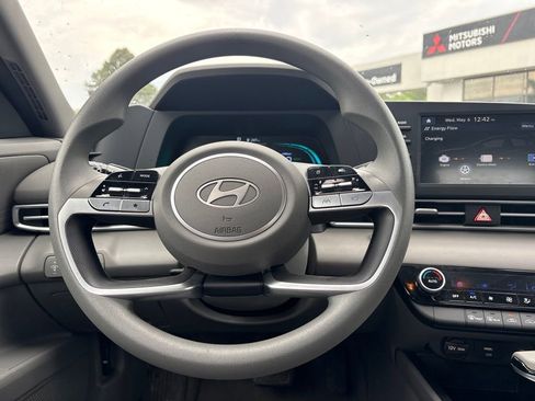 Used 2025 Hyundai Elantra Hybrid FWD image 13