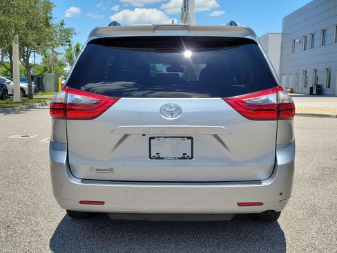 Used 2020 Toyota Sienna XLE w/ XLE Navigation Package FWD image 7