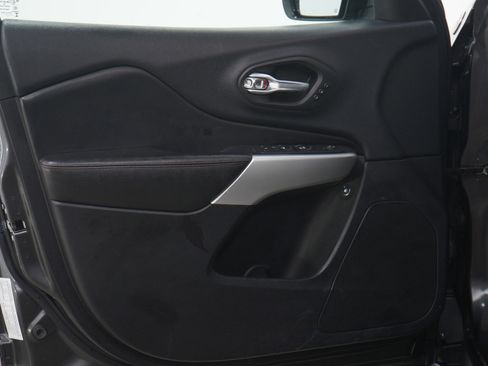 Used 2017 Jeep Cherokee Trailhawk image 21