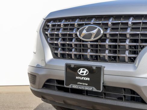 Used 2025 Hyundai Venue SEL FWD image 3