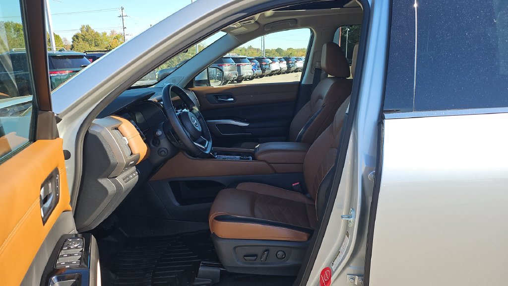 Certified 2025 Nissan Pathfinder Platinum AWD/4WD image 4