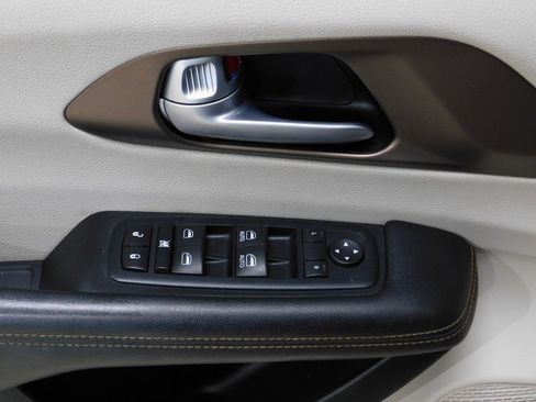 Used 2017 Chrysler Pacifica Touring-L image 27