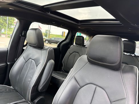Used 2026 Chrysler Pacifica Limited FWD image 20