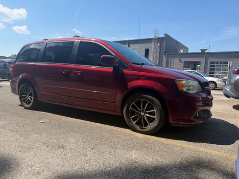 Used 2017 Dodge Grand Caravan GT FWD image 2
