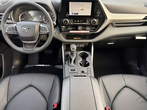 New 2026 Toyota Highlander XLE image 11