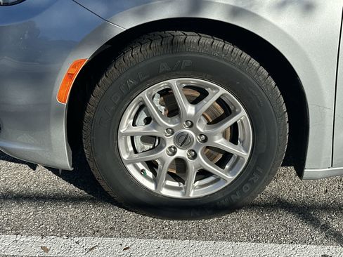 Used 2024 Chrysler Pacifica Touring-L FWD image 14