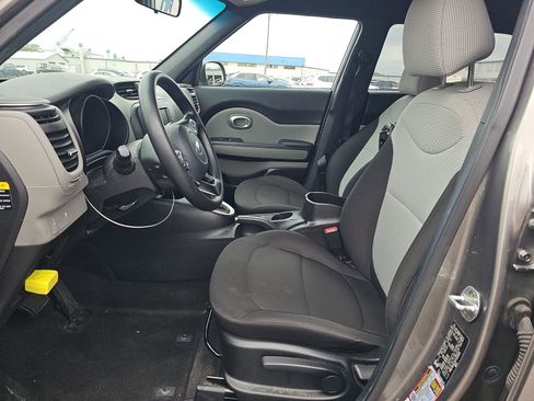 Used 2017 Kia Soul FWD image 11