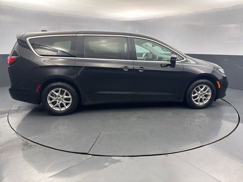 Used 2024 Chrysler Pacifica Touring-L FWD image 9