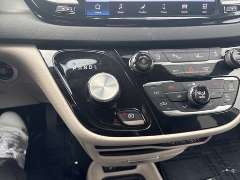 Used 2024 Chrysler Pacifica Touring-L FWD image 37