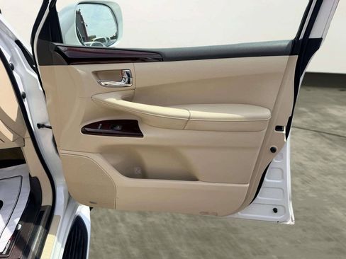 Used 2013 Lexus LX 570 4WD w/ Luxury Pkg image 40