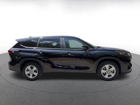 Used 2025 Toyota Highlander LE FWD image 16