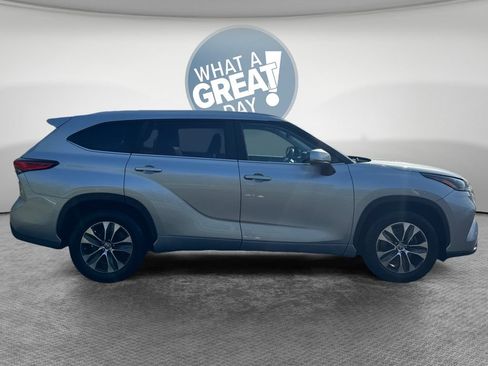 Used 2023 Toyota Highlander XLE FWD image 2