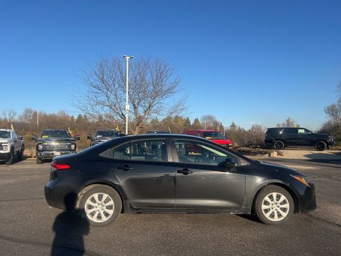 Used 2025 Toyota Corolla LE image 3