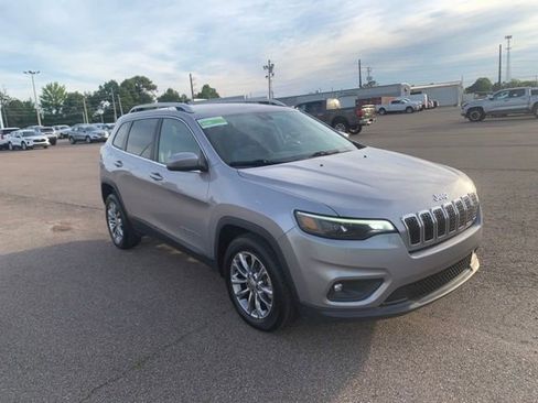 Used 2019 Jeep Cherokee Latitude Plus FWD image 1