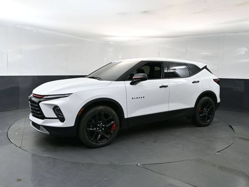 Used 2023 Chevrolet Blazer LT AWD/4WD image 2
