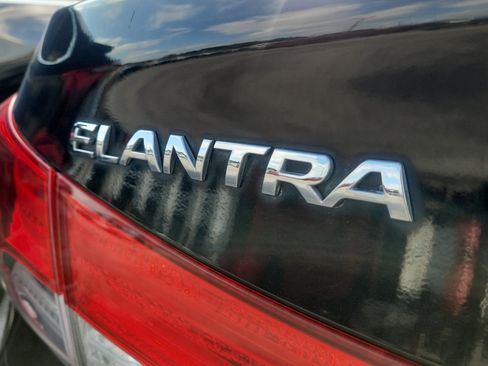 Used 2012 Hyundai Elantra GLS FWD image 10