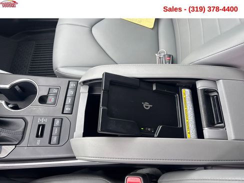 Used 2022 Toyota Highlander XLE AWD/4WD image 19