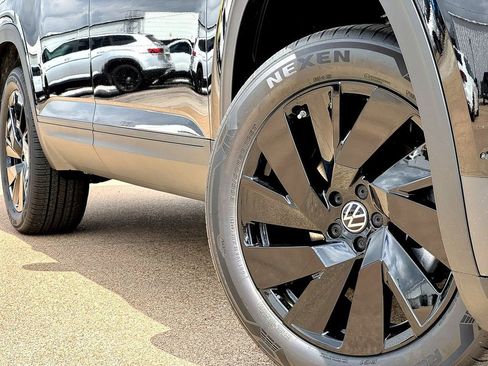 New 2026 Volkswagen Atlas SE FWD image 2