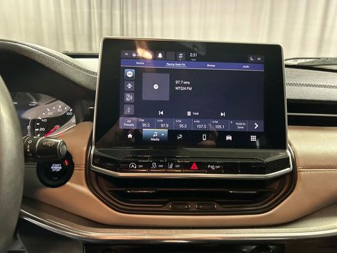 Used 2023 Jeep Compass Limited image 16