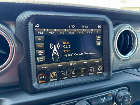 Used 2022 Jeep Wrangler Unlimited Sahara w/ Cold Weather Group AWD/4WD image 19
