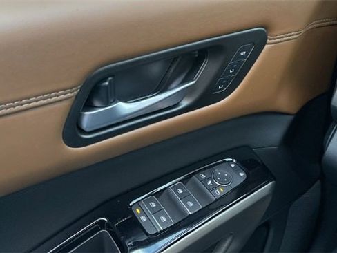 Used 2025 Nissan Pathfinder Platinum image 13