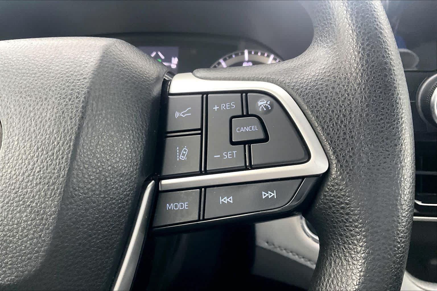 Used 2022 Toyota Highlander L FWD image 25