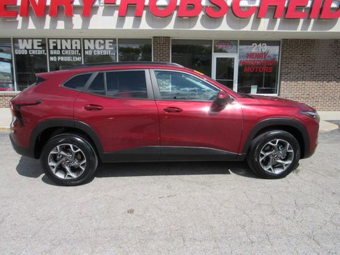 Used 2025 Chevrolet Trax LT FWD image 9