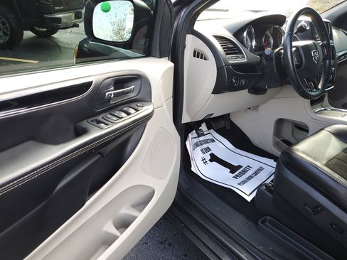 Used 2017 Dodge Grand Caravan SXT image 12