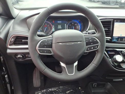 New 2027 Chrysler Pacifica Select FWD image 5