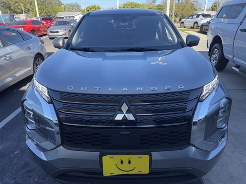 Used 2022 Mitsubishi Outlander SE image 2