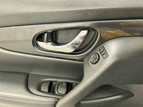 Used 2018 Nissan Rogue S image 11