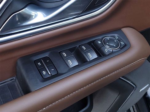 Used 2023 Chevrolet Suburban High Country image 11