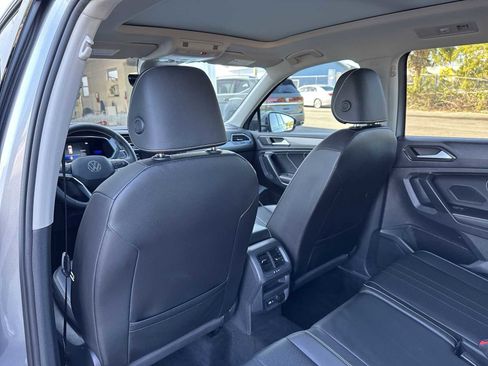 Used 2022 Volkswagen Tiguan SE w/ Panoramic Sunroof Package image 17