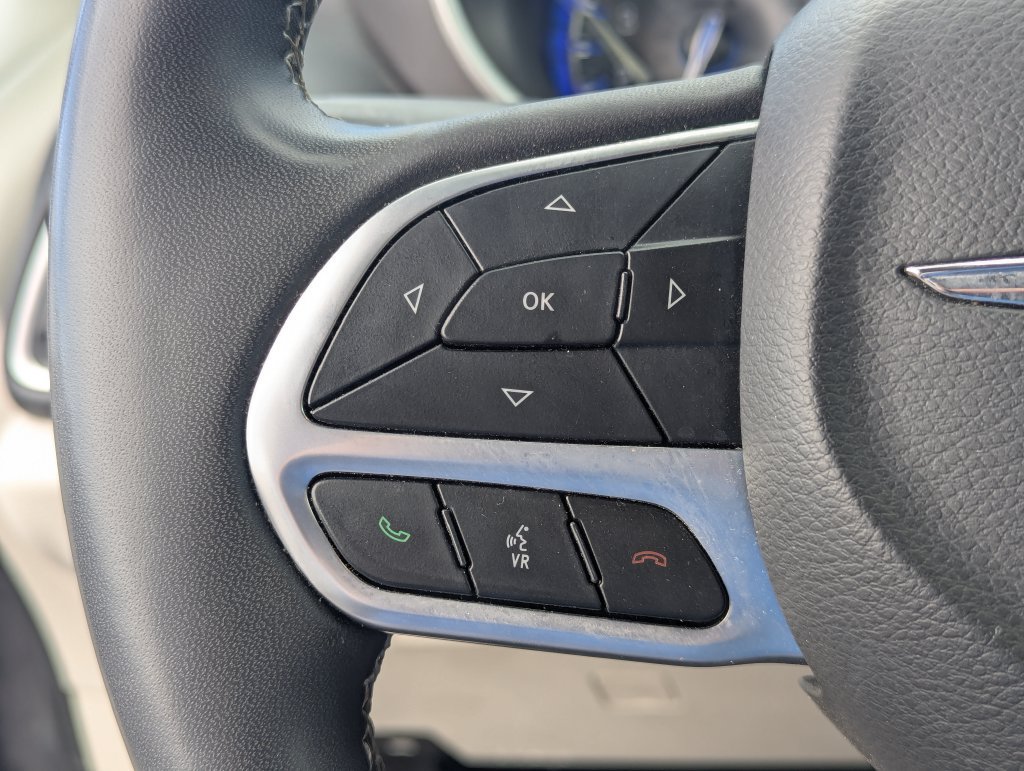 Used 2023 Chrysler Pacifica Touring-L FWD image 19