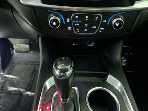 Used 2019 Chevrolet Traverse LT image 8