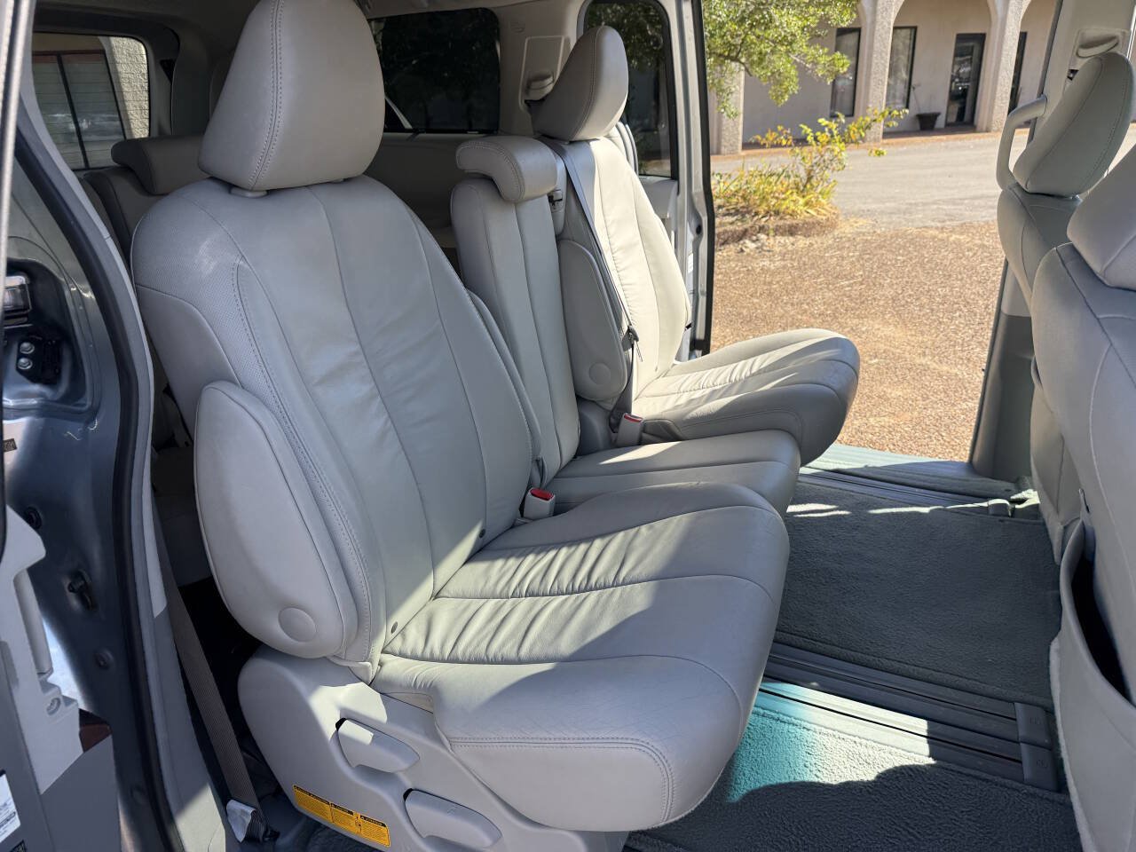 Used 2011 Toyota Sienna XLE w/ Entertainment Pkg FWD image 10