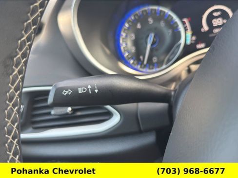 Used 2025 Chrysler Pacifica Select FWD image 10