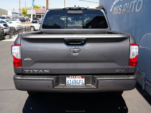 Used 2022 Nissan Titan SV image 5
