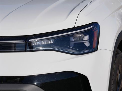 Certified 2025 Volkswagen Taos SE image 10