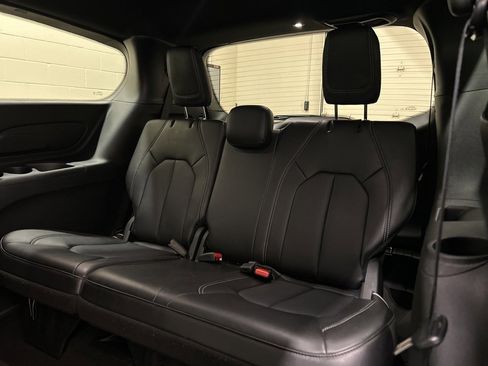 Used 2025 Chrysler Pacifica Select image 9