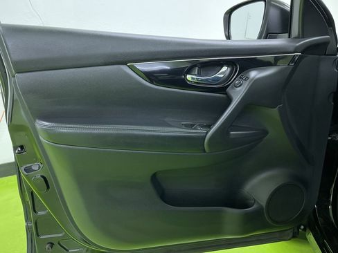 Used 2018 Nissan Rogue Sport SL image 16