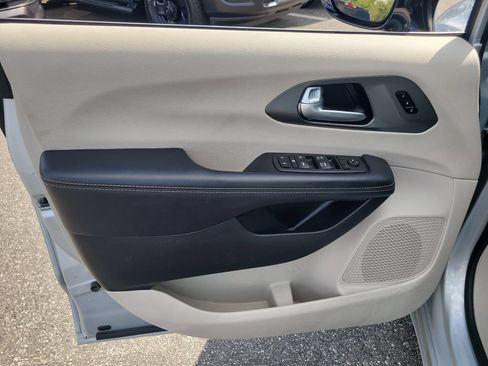 Used 2024 Chrysler Pacifica Touring-L FWD image 18