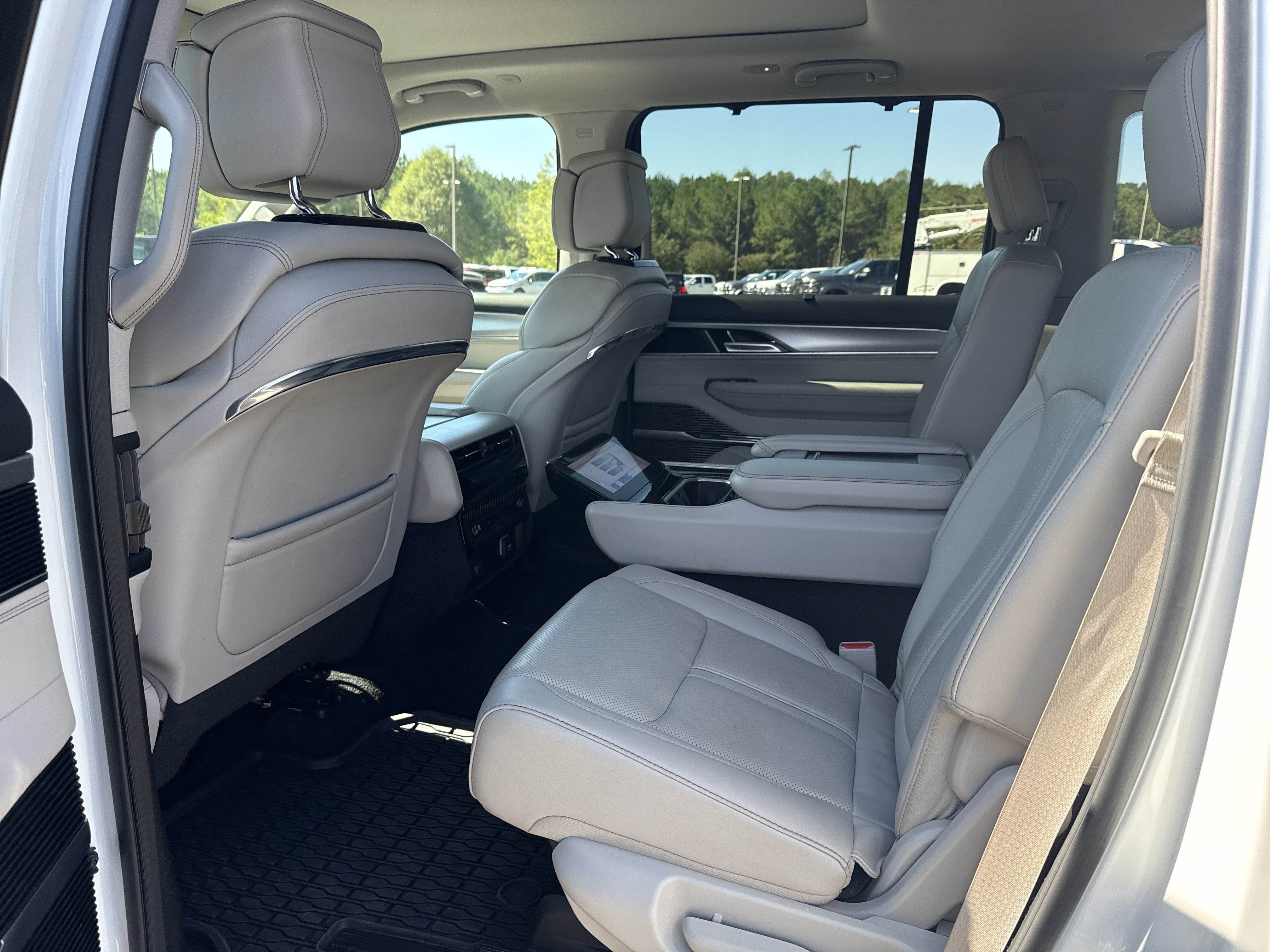 Used 2023 Jeep Grand Wagoneer 4WD image 16