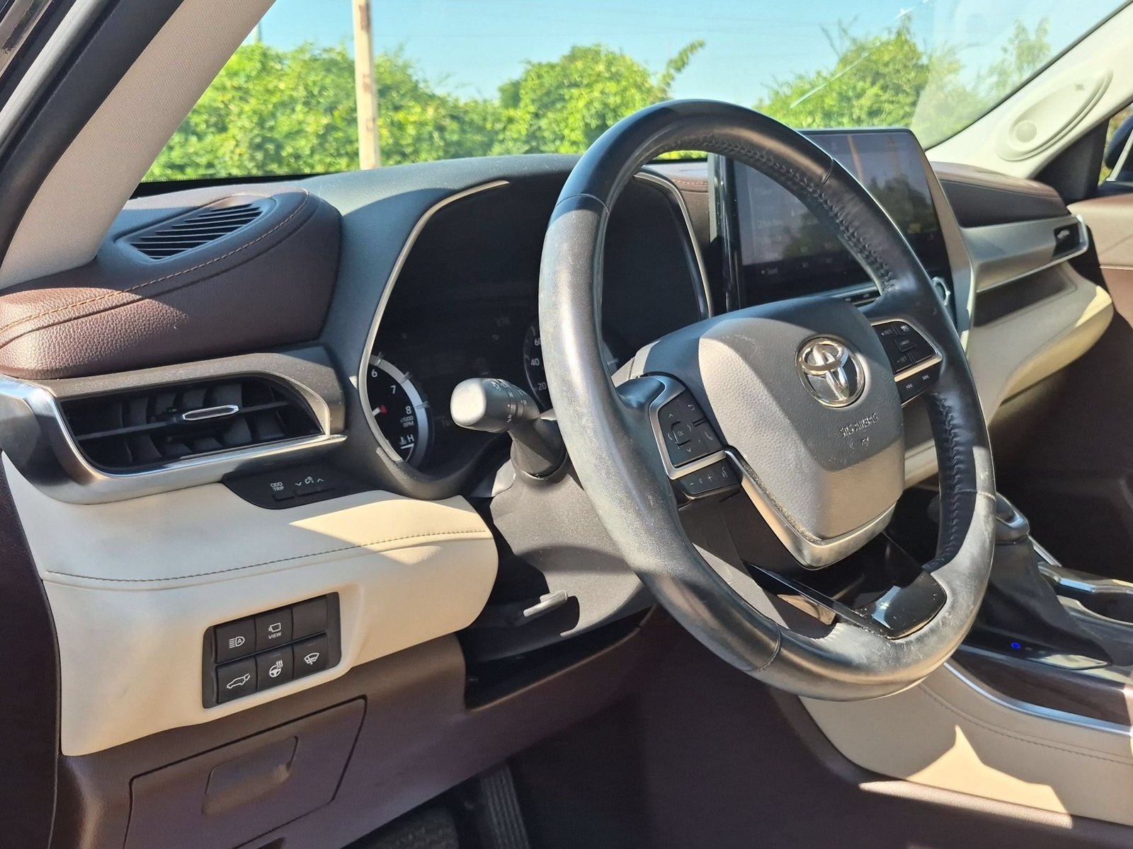 Used 2021 Toyota Highlander Limited FWD image 11
